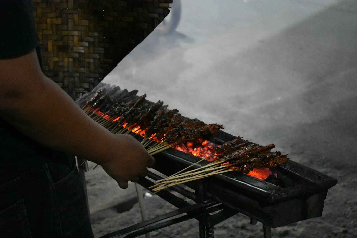 Sate maranggi dibakar di atas bara arang menyala di tepi jalan